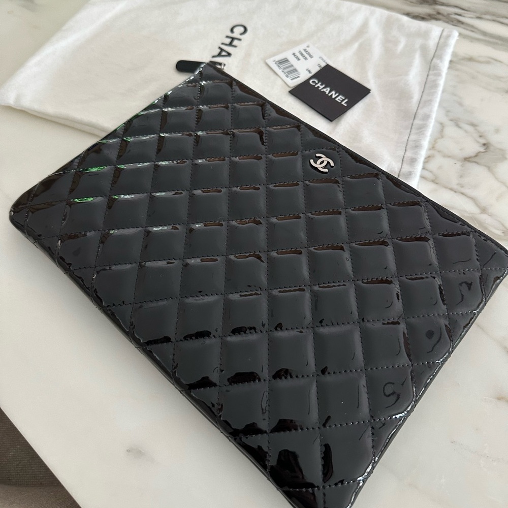 BNWT CHANEL Black patent Quilted Pouch with silver hardware